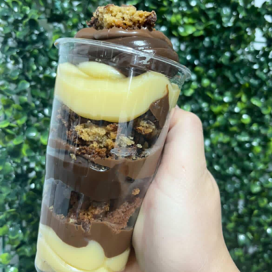 Copo recheado com ninho, cookie, Nutella e brigadeiro ao leite.