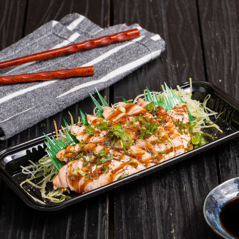 Sashimi de salmão levemente maçaricado, com sabor defumado suave e textura macia. (8 fatias)