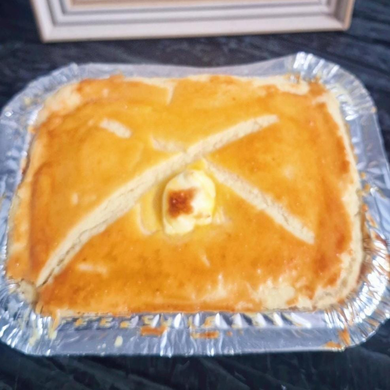 Saboroso empadão com carne seca desfiada e massa saborosa. Pesando em média 340g e serve, pelo menos, 2 pessoas.