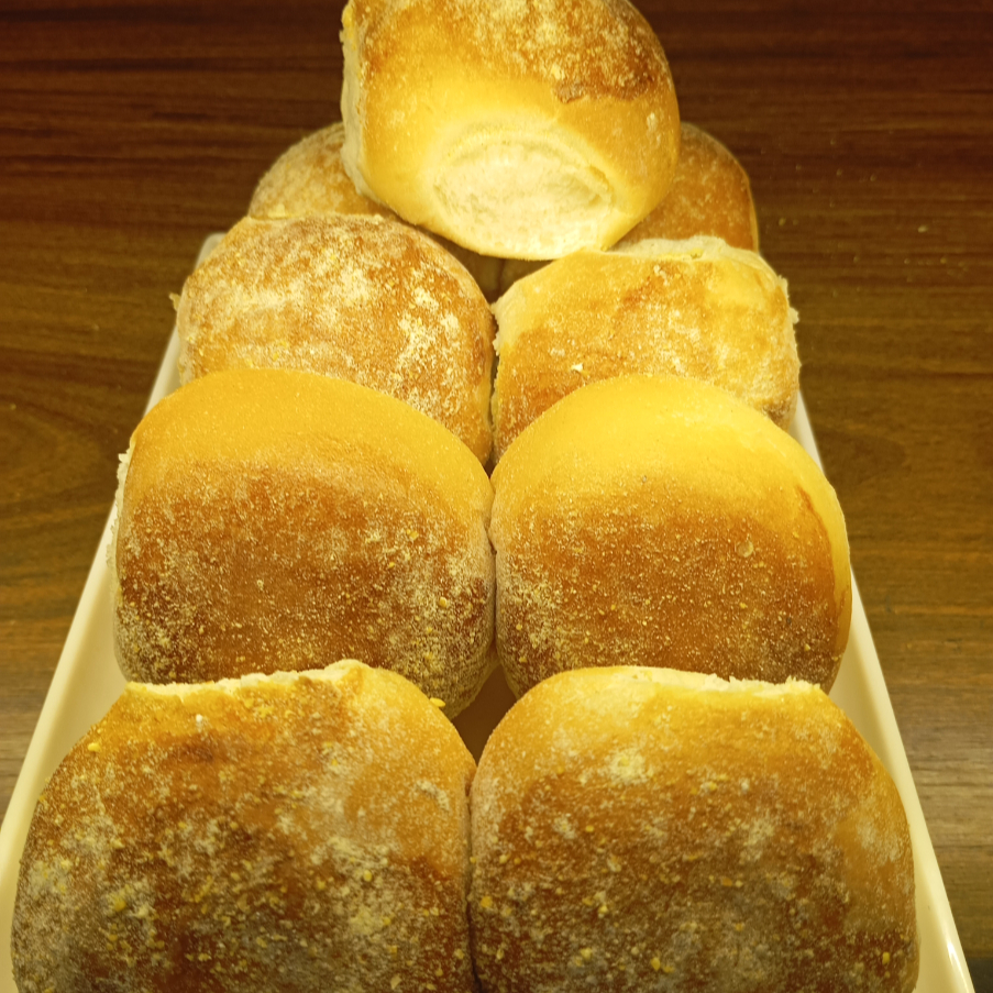 Brioche de massa extra clara coberto com fubá.