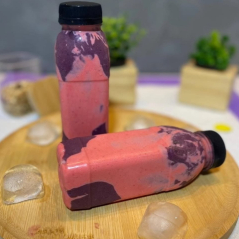 Batida de açaí com leite integral e mousse de morango.