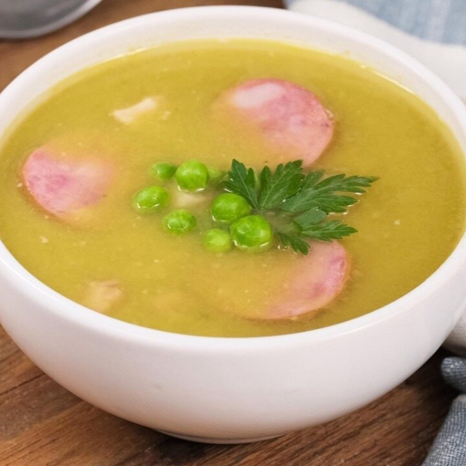 Sopa cremosa, saborosa e feita com ervilhas frescas, alho, sal a gosto e um fio de azeite. Um clássico caseiro e reconfortante. Dica: vai super bem com uma torrada crocante