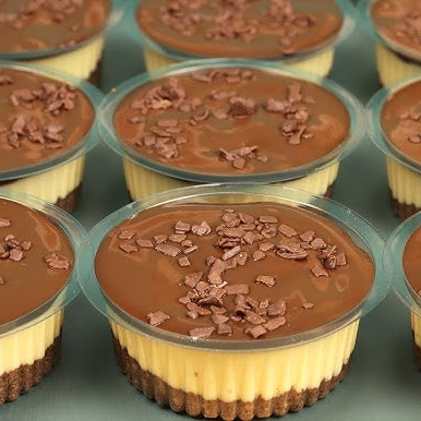 Massa de bolacha amanteigada , mousse de maracujá feita com a fruta . Coberto por um delicioso Ganache Blend.