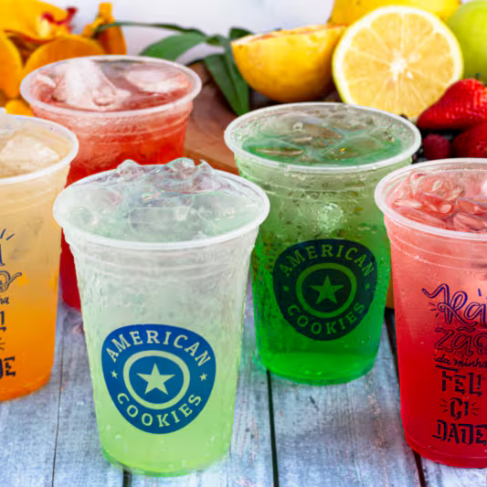 A combinação perfeita de água gasosa gelada, gelo e o sabor que você escolher.