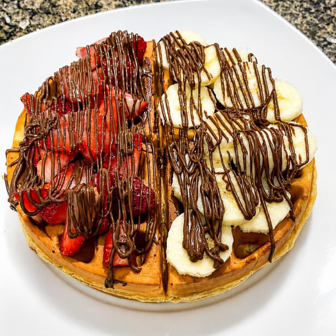WAFFLE NUTELLA, FRESA Y PLATANO