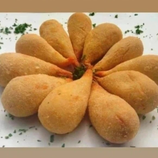 O camafeu de camarão é uma iguaria sofisticada e deliciosa, perfeita para quem aprecia frutos do mar. Ele se destaca pela combinação de uma massa macia e saborosa com recheio cremoso e bem temperado e pesa 45 a 50 gramas cada unidade.