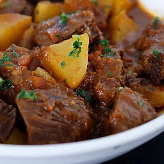 Arroz, feijão, batatas,legumes,farofa, e salada.