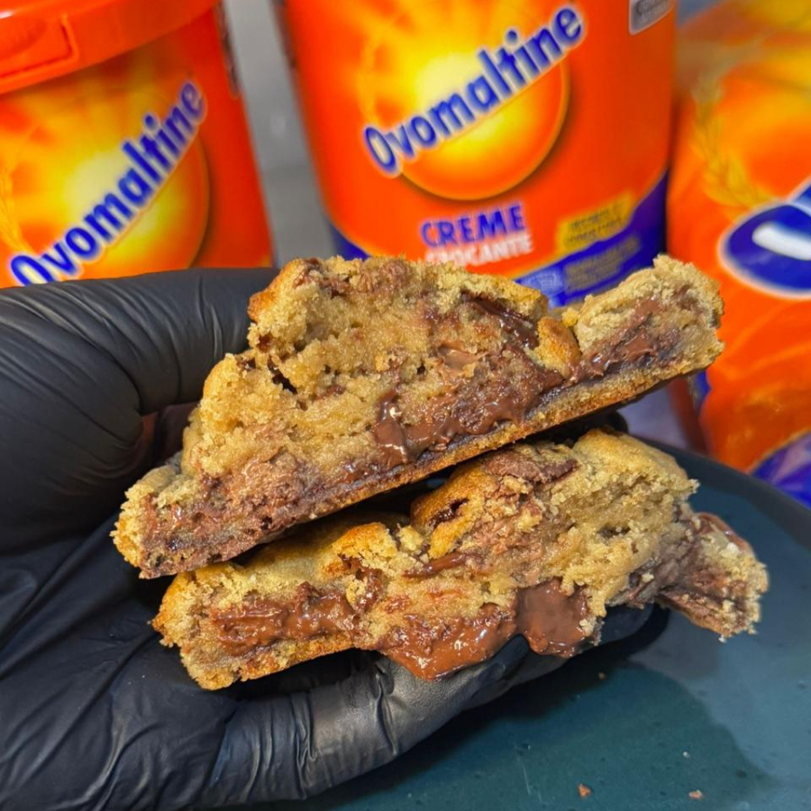 Esse cookie de Ovomaltine é tão crocante que o barulho da mordida devia vir com trilha sonora própria. Massa tradicional com blend de chocolates (meio amargo e ao leite), o recheio é creme de Ovomaltine puro. Ele é grandão. (aprox 150g). Todos os nossos cookies são com massa crocante por fora e macia por dentro, nada daquela massa que parece bolo batumado sabe?