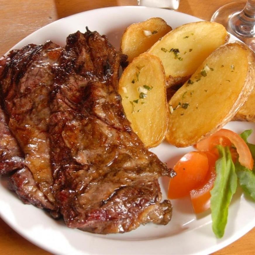 Bistec con Ensalada y Papas Doradas