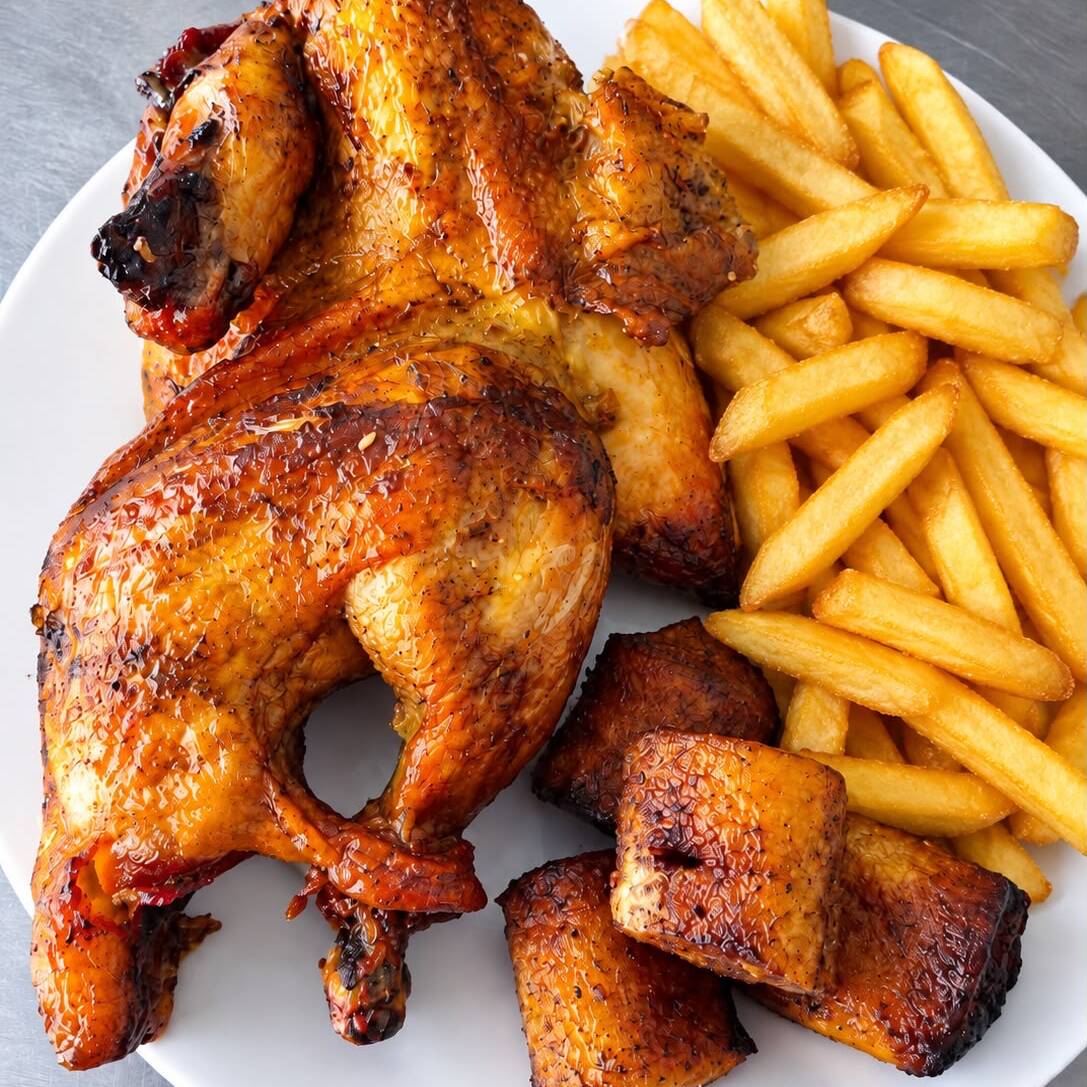 Medio Pollo Asado con Papas fritas y maduro
