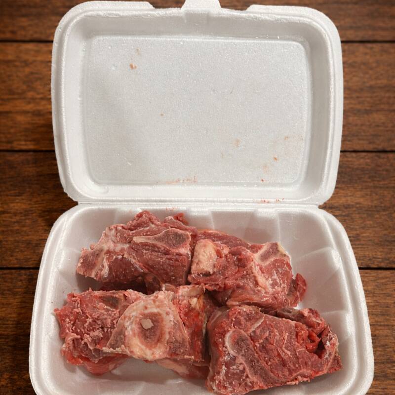 Porção a partir de 300g - Corte bovino saboroso e econômico, perfeito para cozidos, caldos e ensopados.