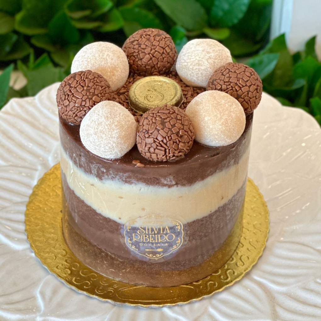 Torta de 1kg no acetato. De bolo de chocolate molhadinho com camadas de brigadeiro belga e brigadeiro de Ninho. Docinhos no topo. obs. 1: não alteramos nenhum produto ou retiramos/adicionamos ingrediente. obs. 2: produto de consumo imediato. obs. 3: alguns produtos podem vir com vencimento do mesmo Dia.