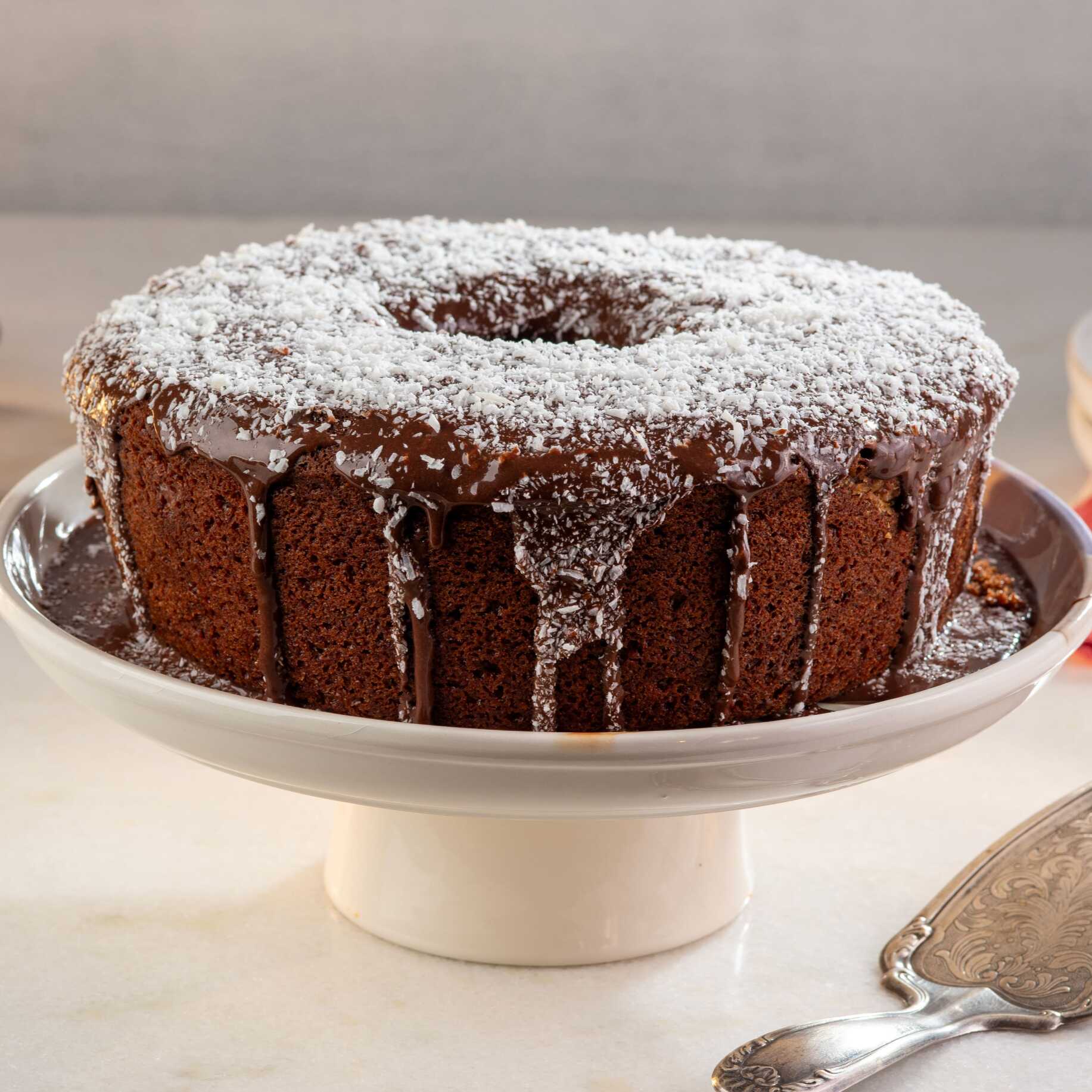 Delicioso Bolo de chocolate caseiro, com coco ralado na massa. Opção de cobertura: calda de chocolate e coco ralado polvilhado. Imagem meramente ilustrativa.

Bolo pequeno serve até 8 fatias
Bolo grande serve até 16 fatias