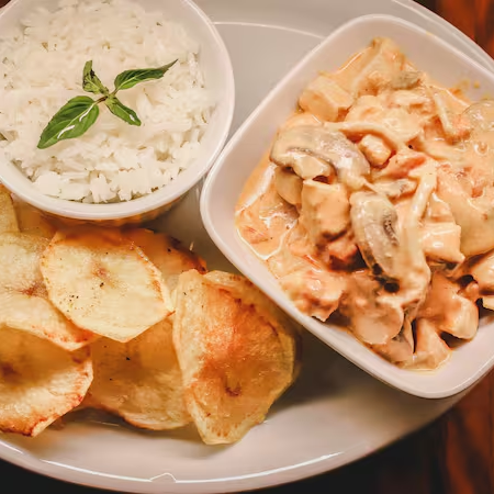 Delicioso estrogonofe de cubos de frango, preparados ao molho de tomates rústicos(100% natural), não adicionamos extrato.Acompanha arroz branco soltinho e batata chips ralada e frita na hora. Nada de conservantes por aqui!