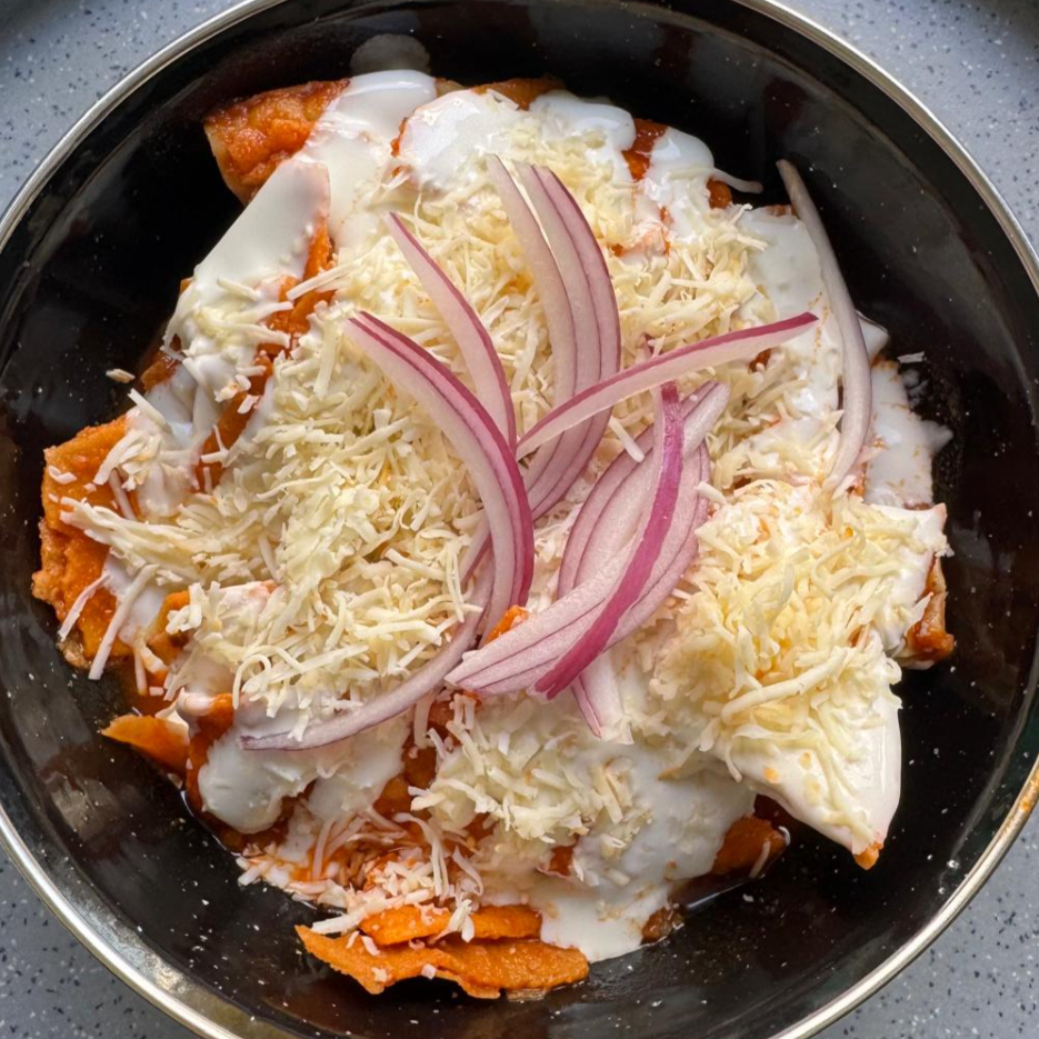 CHILAQUILES ROJOS CON COCHINITA PIBIL