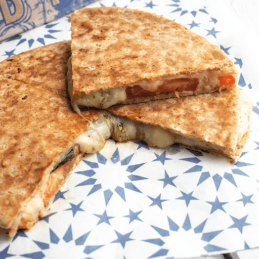 Vegetariano - Sanduiche de queijo muçarela, tomate e zathar, no pão sírio integral artesanal. Feito na chapa.