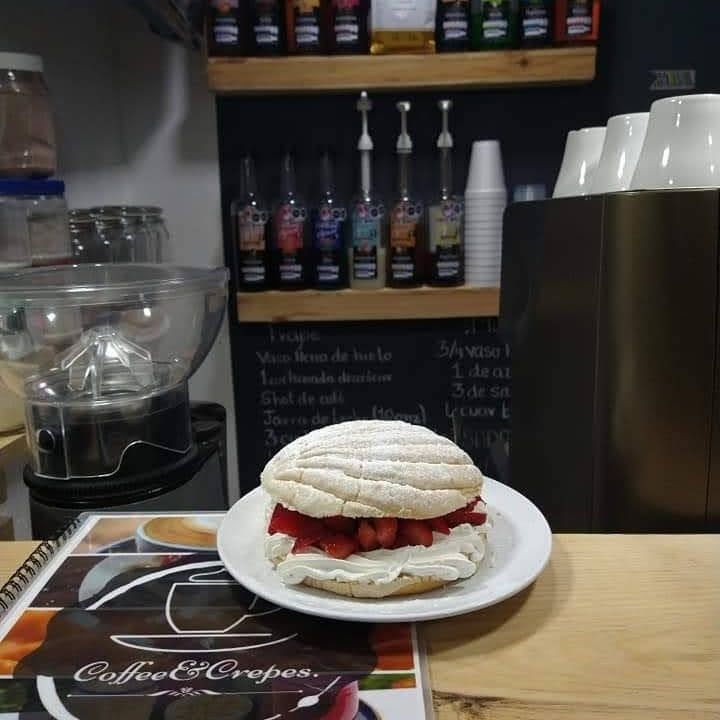 Concha Rellena de Crema Batida y Fresas