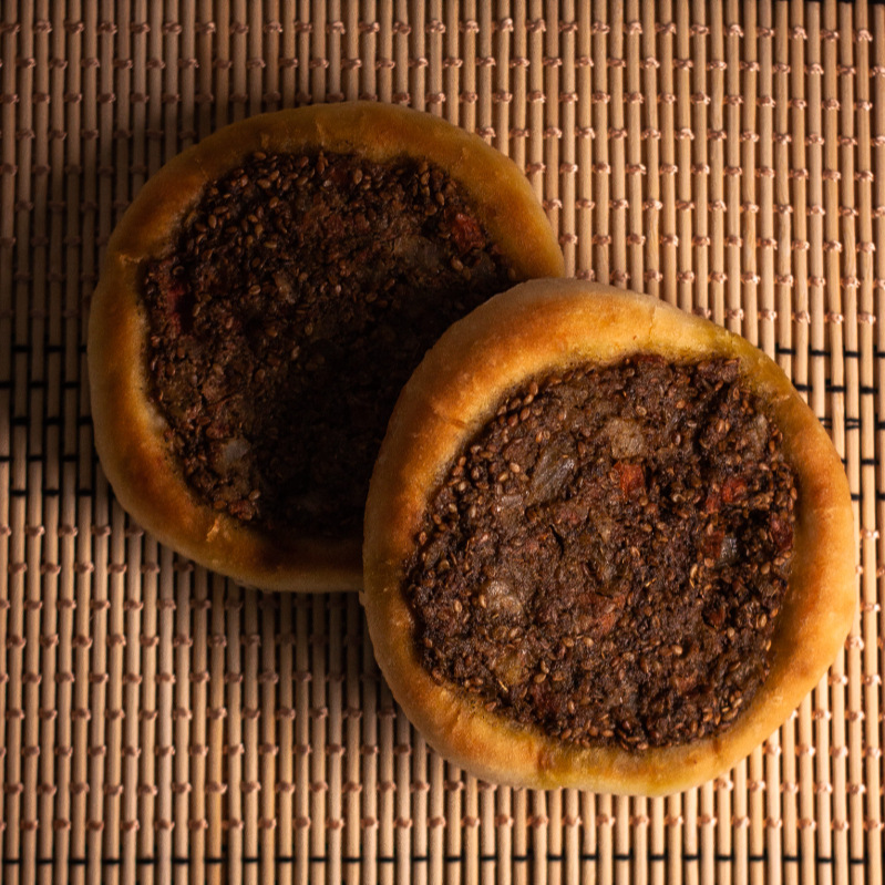 Massa artesanal aberta coberta com zathar (mix de especiarias árabes: tomilho, gergelim e especiarias).