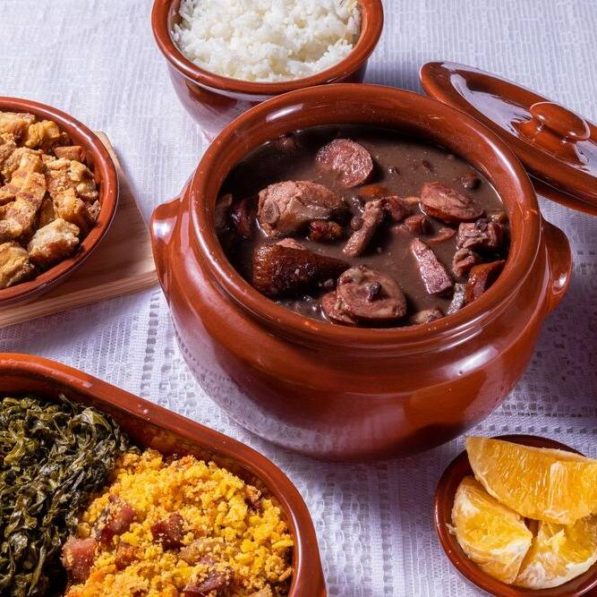 Arroz , feijoada , bisteca , farofa e couve refogada
