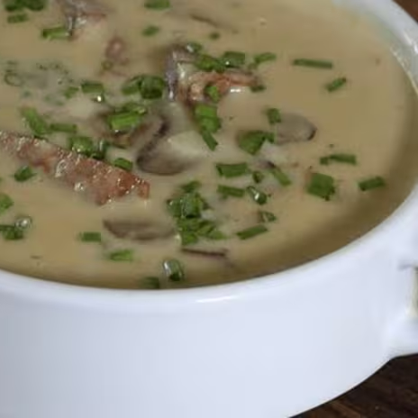 Sopa cremosa de mix de cogumelos, frango desfiado e brócolis, refogados em tempero, manteiga de leite, leite semi desnatado e um toque de shoyo. Perfeita pra quam aprecia uma sopa cremosa, no ponto e sem pesar no estômago. Vale cada colheirada!