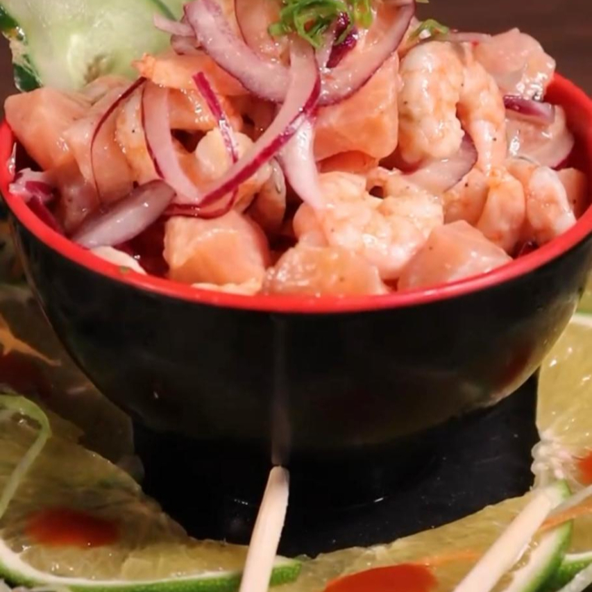 cubos de peixe marinado no limao e laranja com cebola roxa e tempero da casa