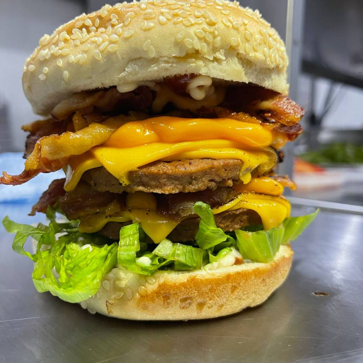 Pão, dois hambúrgueres, bacon, cheddar, maionese, ketchup, alface e molho especial.
