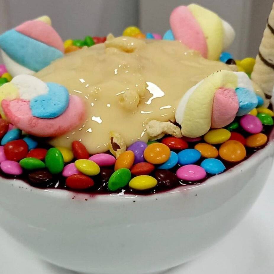 Um copo de 500ML de creme de açaí com Leite condensado, Leite em pó, Confete e Marshmallows