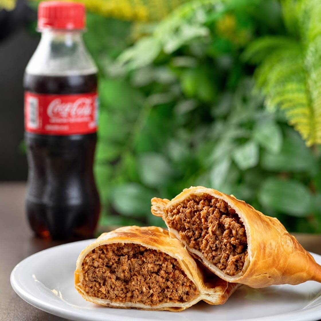 Pastel de carne, com massa sequinha e douradinha. Um delicioso recheio de carne moída com azeitonas bem temperada e suculenta + uma coquinha gelada 200ml.