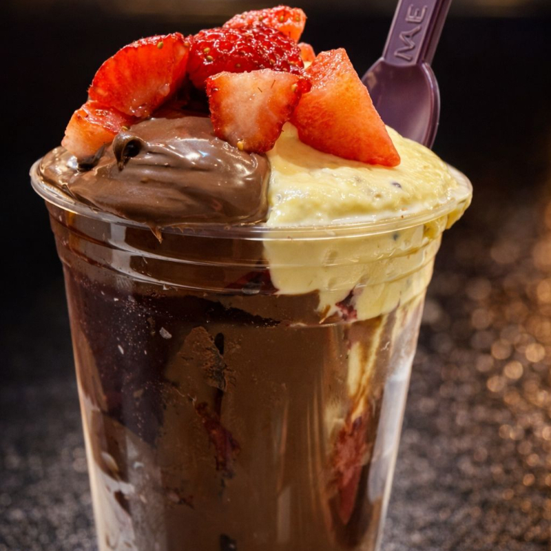 Açaí mega cremoso misto aos cremes de frutas, não tem como ser mais perfeito. Adicionais montados em camadas.
