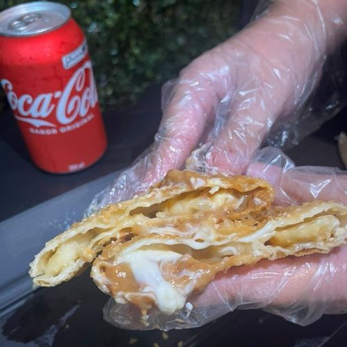 Delicie-se com nosso Pastel Doce: uma combinação perfeita de massa crocante e recheio irresistível. Experimente esta tentação em cada pedaço!