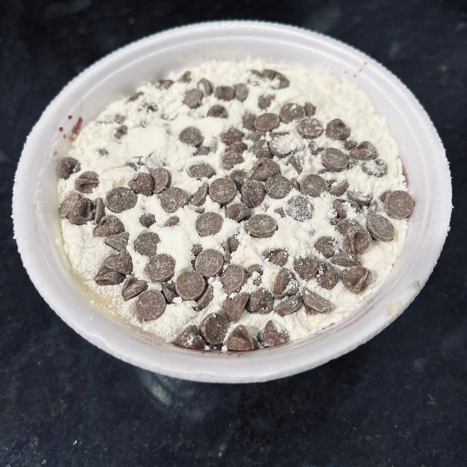 Delicioso açai cremoso com recheio de leite condensado,leite em pó e gotas de chocolate. (não trocamos os adicionais,apenas retiramos).Vai no isopor !
