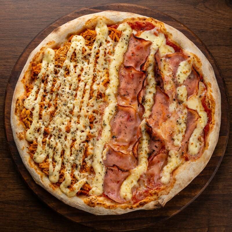 Frango com Catupiry: molho de tomate, frango desfiado, Catupiry e orégano.
canadense: mussarela, lombo canadense, Catupiry e orégano