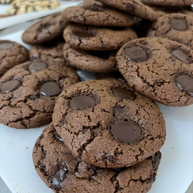 Cookies de gotas de chocolate ou Amêndoas vegano, sem leite, feito com farinha de aveia, pasta de amendoim e adoçado com açúcar de coco Contém 4 unidades Não recomendamos para diabéticos, celíacos ou alérgicos a proteína do leite
