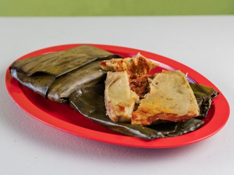TAMAL. DE PUERCO EN SALSA ROJA