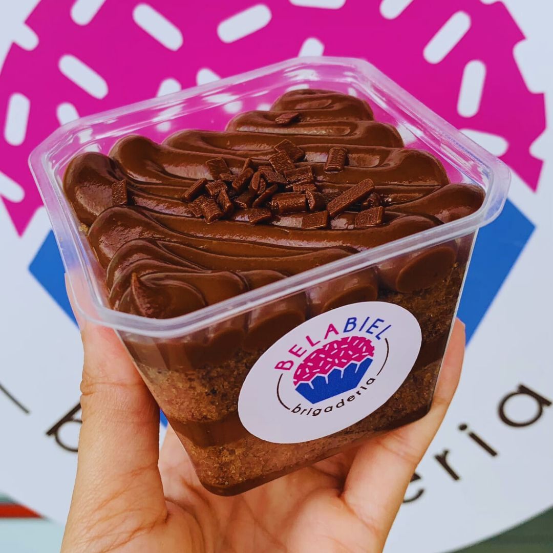 Você sempre quis provar aquele bolo do filme, e agora você pode! Uma massa de chocolate intensa, extremamente úmida e densa, intercalada com camadas generosas de uma ganache ao leite aveludada e brilhante. É o bolo de chocolate definitivo: super molhadinho, chocolatudo de verdade e com aquele gostinho de cinema. Uma fatia que vale por cada caloria!