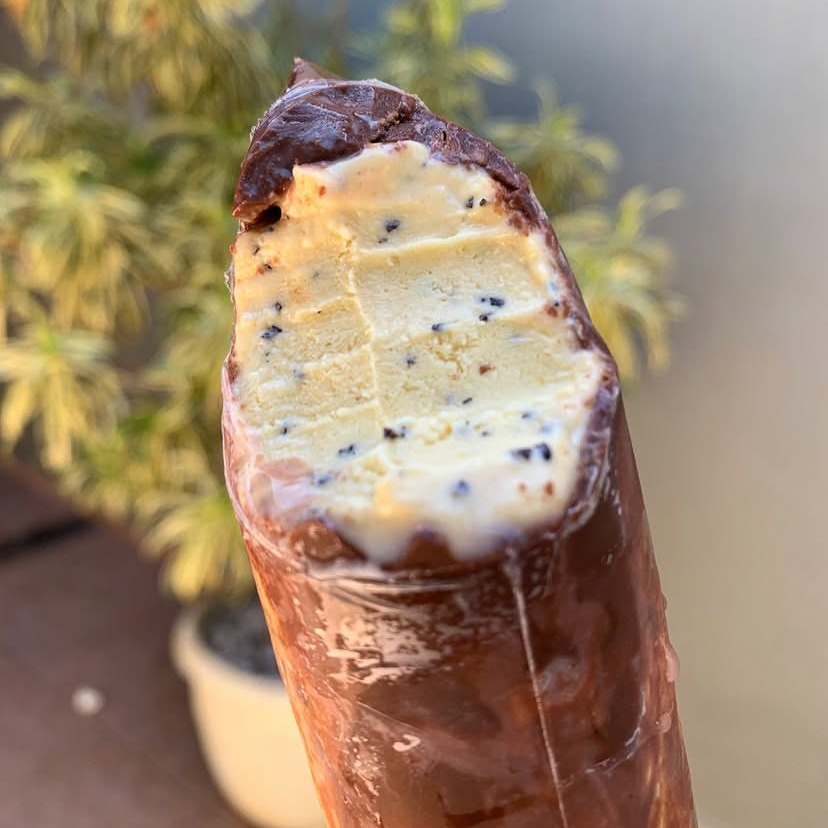 Base cremosa com mousse de maracujá, feito com a polpa da fruta. Casquinha de Nutella.