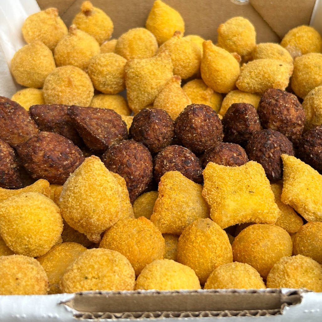 Mini salgados mistos de presunto, queijo, coxinha, kibe e calabresa... Huumm É de dar água na boca !