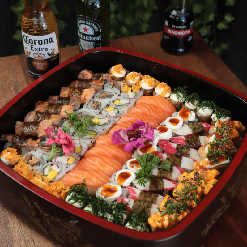 Combo Família
Quantidade: 72 peças
8 Uramaki California
8 Uramaki Sweet
8 Uramaki Skin
8 Niguiri Skin
8 Niguiri Kani
8 Niguiri de Salmão
8 Hot Couve
8 Hot Doritos
4 Tortinha Sweet
4 Tortinha Cheddar
*Não acompanha (Shoyu,Teriaki, Porta Shoyu e Hashi)*
Obs: Não fazemos modificação no Combo.