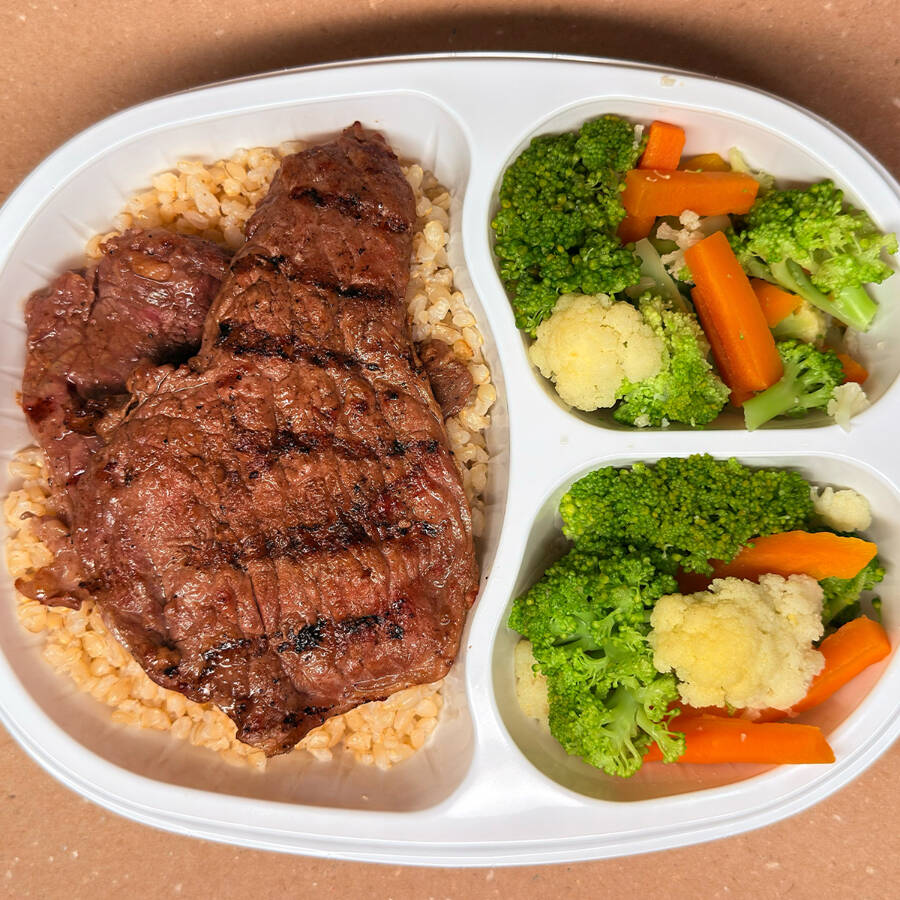 Arroz integral ou Batata doce, Seleta de legumes, 2x Bifes de alcatra grelhado