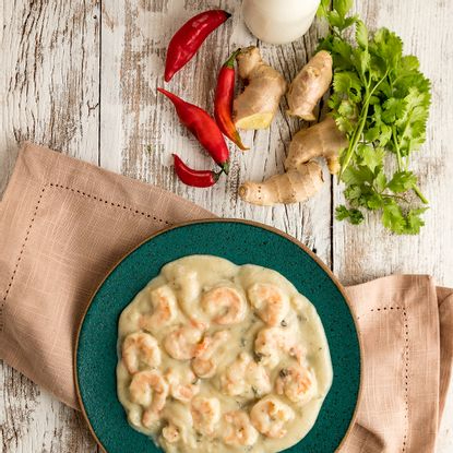 Arroz, camaroes e fritas ( sofisticado com temperos asiaticos)