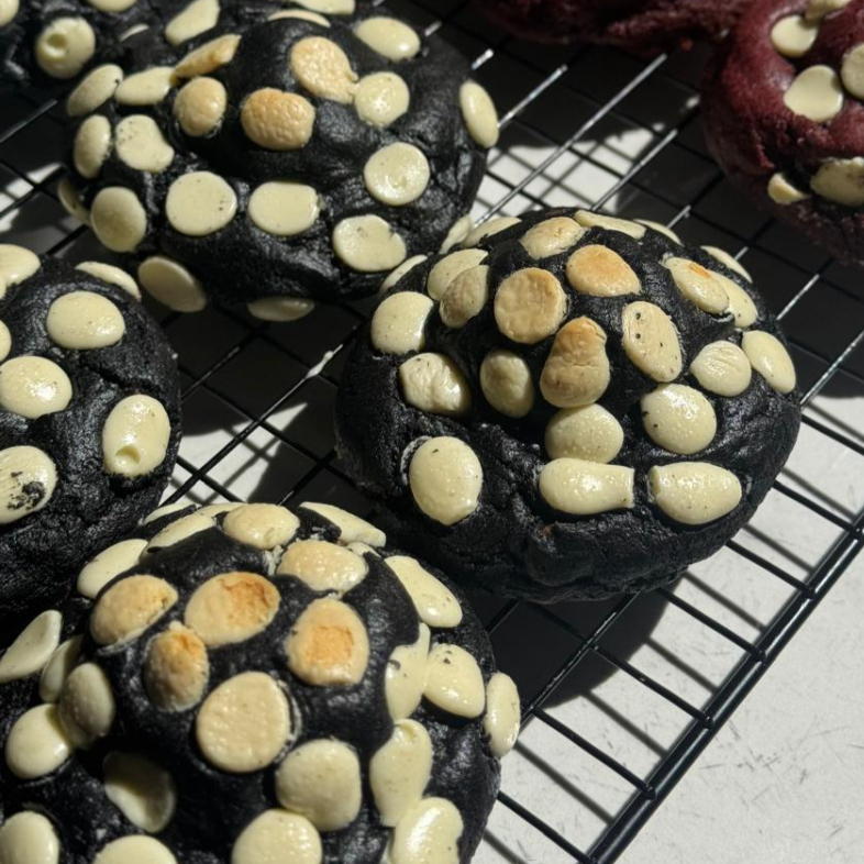 Cookie Black recheado com Creme Laka Oreo, uma massa intensa feita com cacau 100% e gotas de chocolate branco nobre. A harmonia perfeita entre o sabor marcante do cacau, a delicadeza das gotas brancas nobres e a cremosidade irresistível do Laka Oreo!