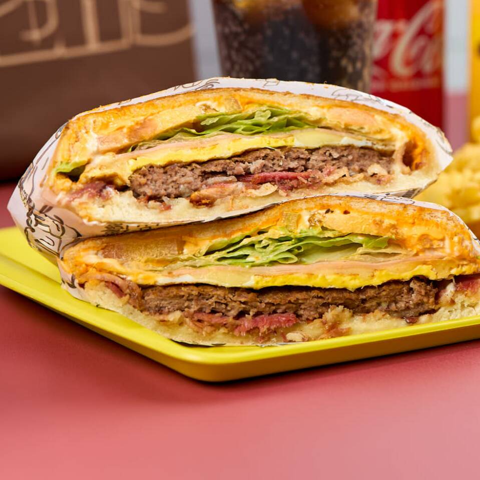 Maionese Barufs, cheddar, ovo, bacon, requeijão, smash burguer, alface, tomate, mussarela e presunto.
