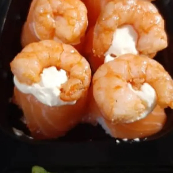 Salmão envolto no arroz, cream cheese e camarão.