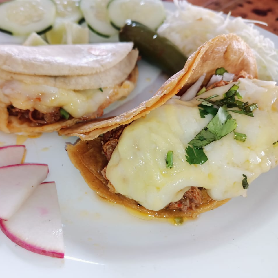 ORDEN DE 3 TACOS DORADOS BIRRIA C/QUESO