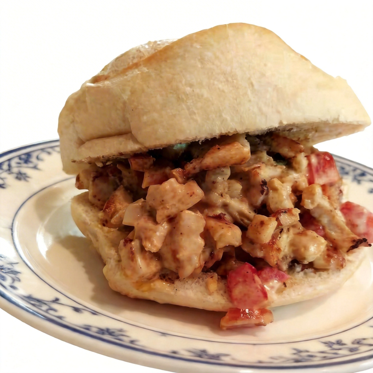 Peito de frango grelhado picado, preparado na hora, combinado com nosso vinagrete fresco e o toque irresistível do cream cheese cremoso. Um sanduíche leve, suculento e cheio de sabor, com a combinação perfeita entre frescor e cremosidade em cada mordida.