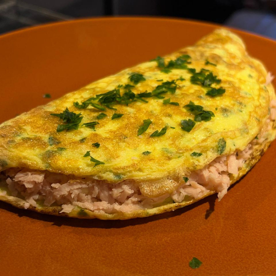 Recheado com mussarela, presunto, tomate e orégano. Omelete de 3 ovos com cebolinha e salsinha.