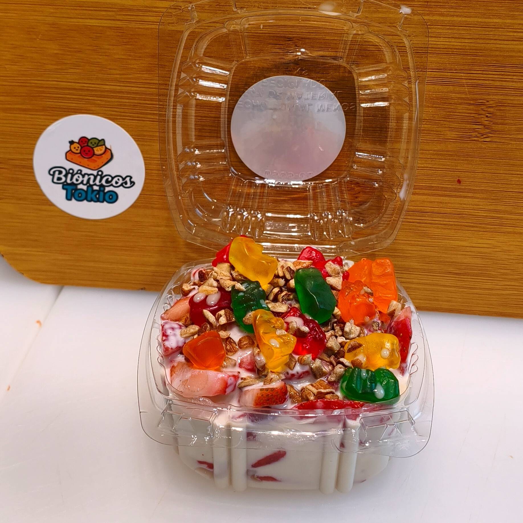 Fresa picadas con yogurt o crema de biónico chica