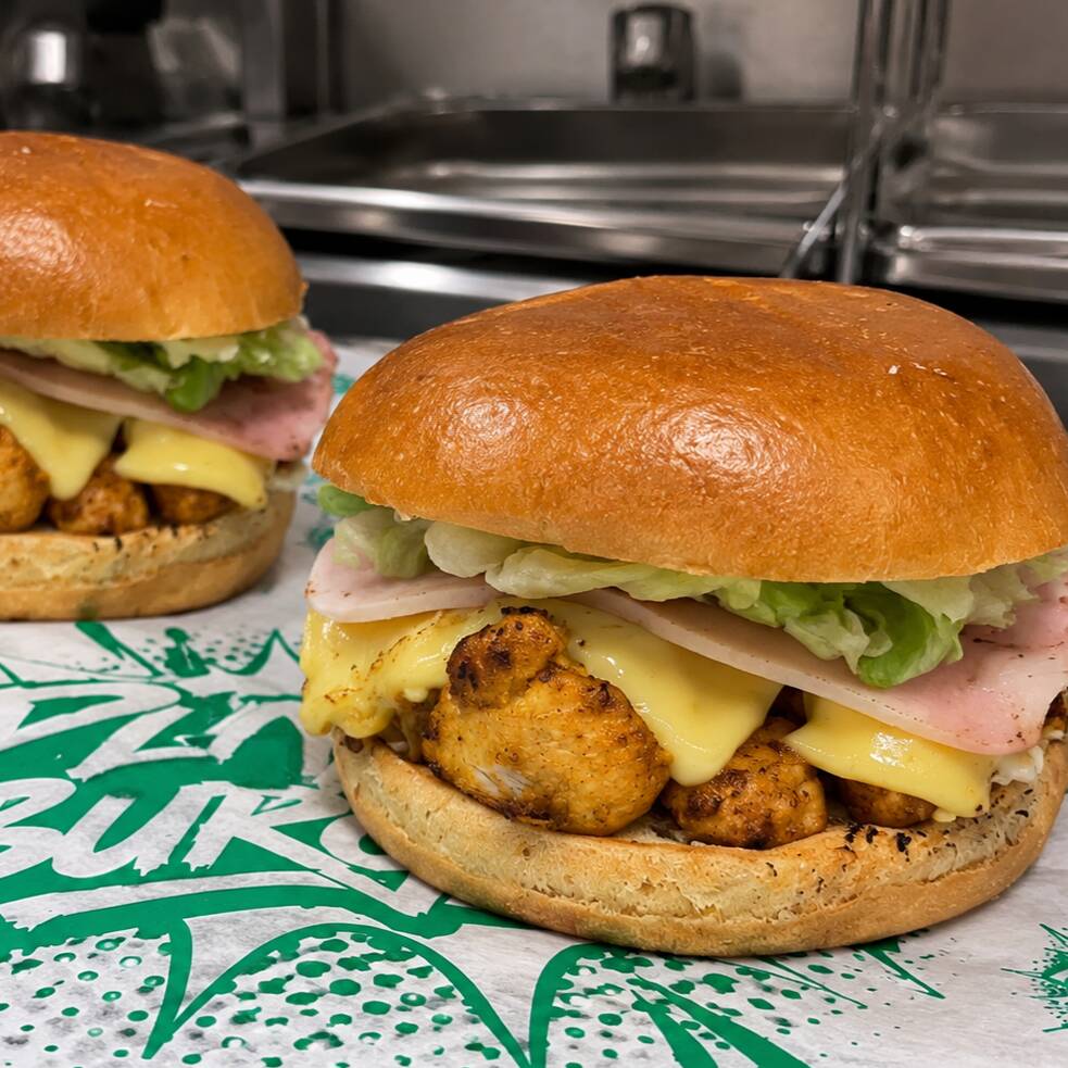 Você vai adorar essa mistura louca de sabores !
X Frango( pão , filé de frango em cubos , queijo prato , presunto , salada e maionese caseira ). Leve 2 pague 1