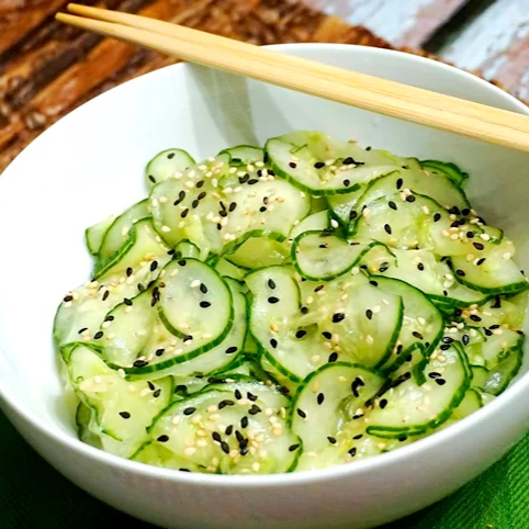 Salada de pepino japonês agridoce com gergelim delicioso.