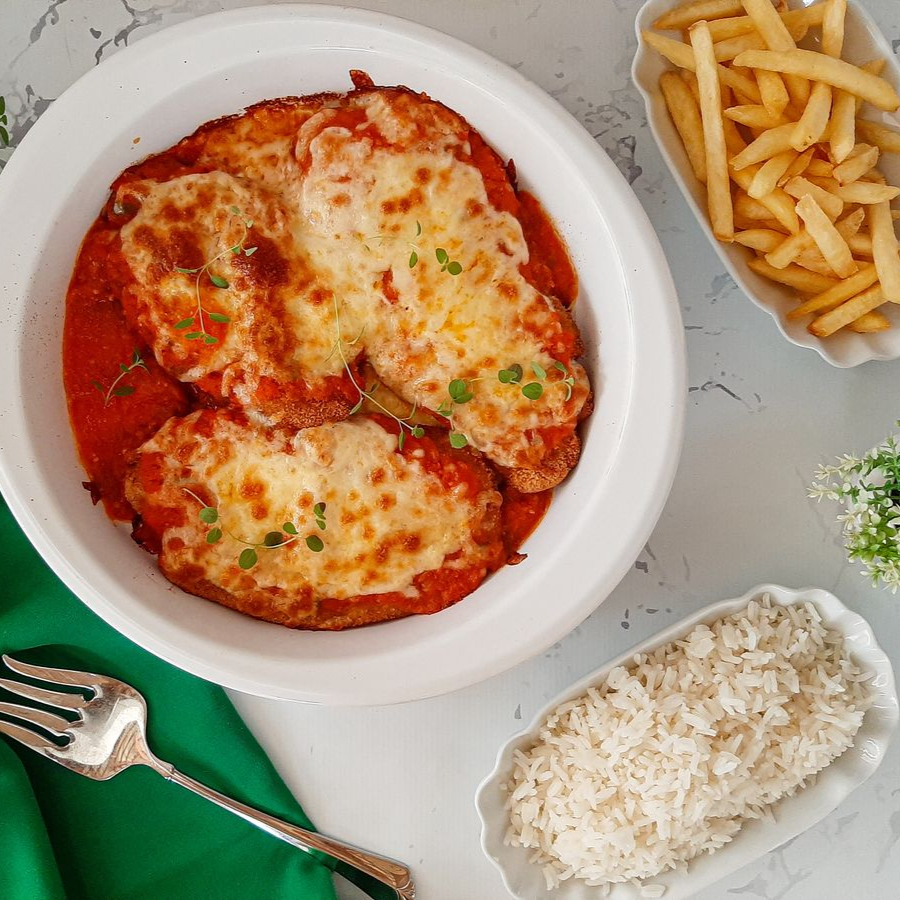 bife à parmegiana com molho de tomate fresco e queijo mussarela derretido, acompanhado de arroz e fritas